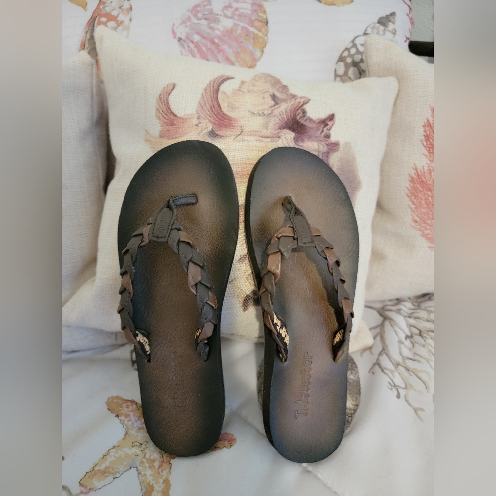 NWT-Leather Tidewater Womens Size 6 flipflops